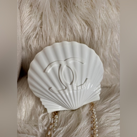 Limited Edition VIP Chanel White Shell Minaudière Clutch with Pearl & Gold Chain - Picture 2 of 10